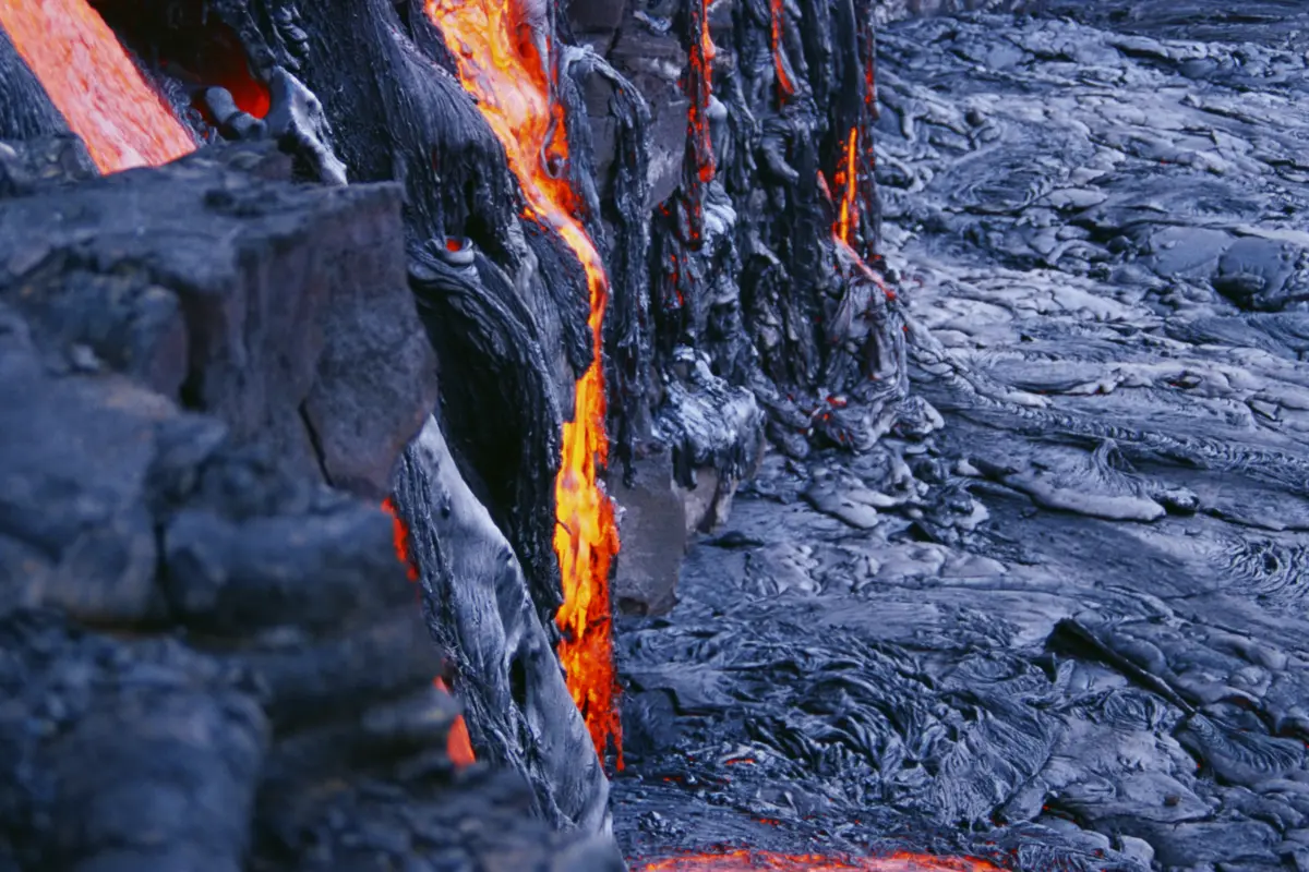 Lumpur Batu Dari Kawah Gunung Berapi - Gunung Berapi